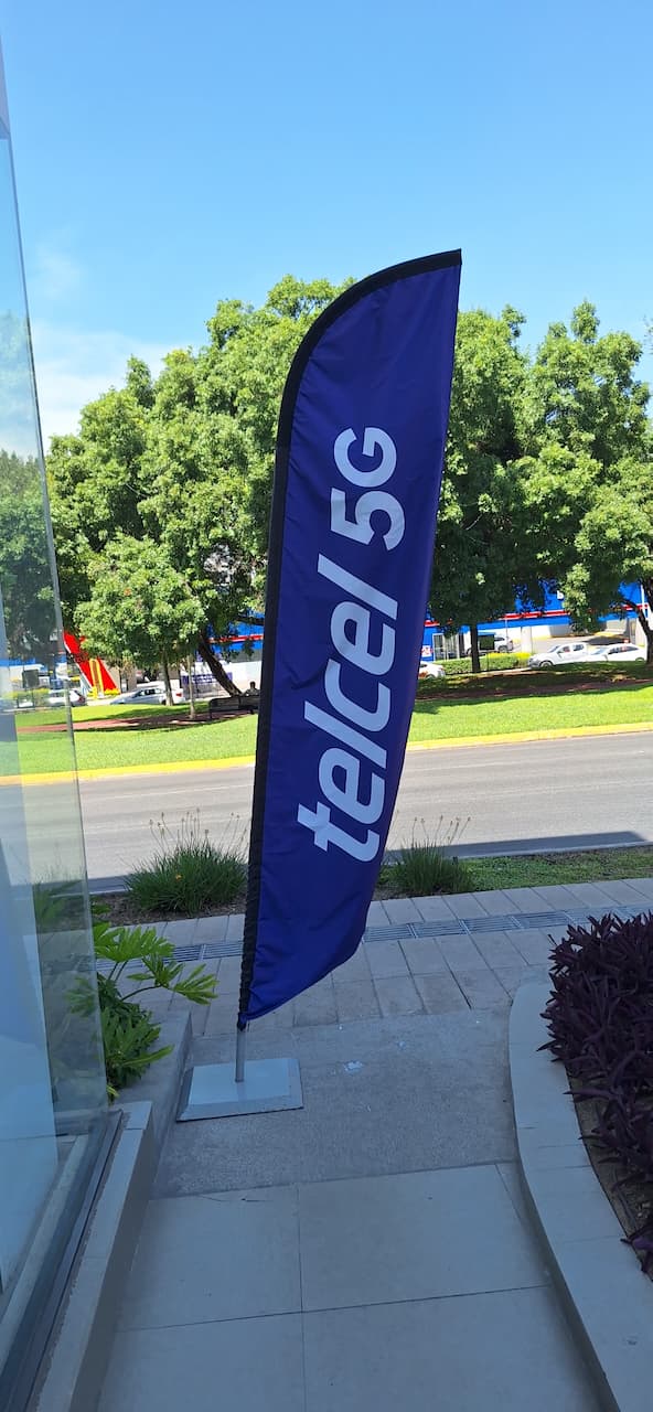 BANDERAS DE PLUMA (FEATHER FLAGS)